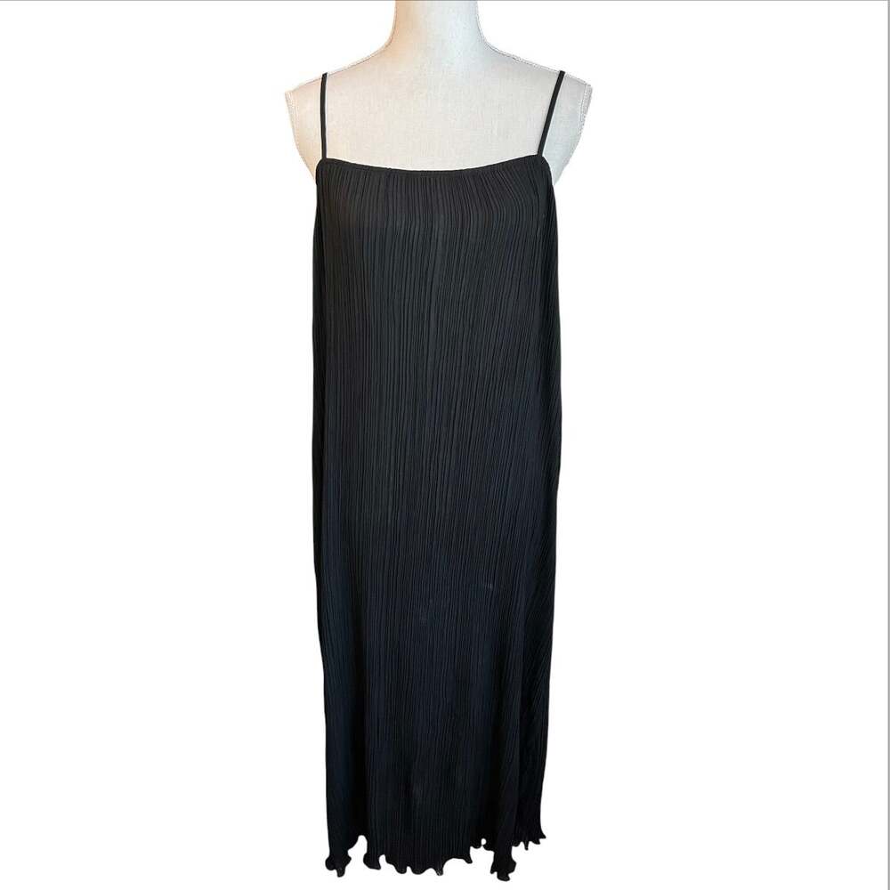 Madewell The Goldie Dress in Plissé black pleated midi minimalist Parisian 10